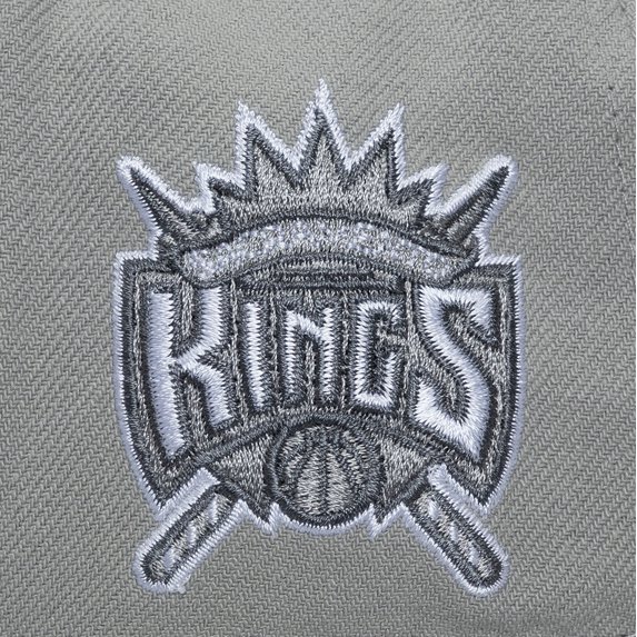 Men's Mitchell & Ness Gray Sacramento Kings Thunderstorm Head Coach Pro Crown Snapback Hat